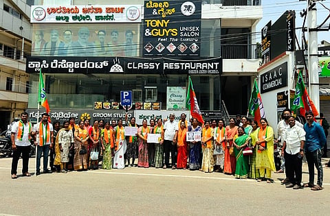 ನಾರಿಶಕ್ತಿ ವಂದನಾ ಅಧಿನಿಯಮ ಜಾರಿಗೆ ಬೆಂಬಲ ನೀಡದ ಕಾಂಗ್ರೆಸ್ ನೇತೃತ್ವದ ಇಂಡಿ ಕೂಟದ ನಡೆ ಖಂಡಿಸಿ ಬಿಜೆಪಿ ಜಿಲ್ಲಾ ಮಹಿಳಾ ಘಟಕದಿಂದ ನಗರದಲ್ಲಿ ಪ್ರತಿಭಟನೆ ನಡೆಯಿತು. ನಾರಾಯಣಗೌಡ, ನೇತ್ರಾವತಿ ಮಂಜುನಾಥ್, ವಿಜಯಲಕ್ಷ್ಮೀ ಅಂಜನಪ್ಪ, ಬಿ.ವೇದಾವತಿ, ರಮೇಶ್ ಇತರರಿದ್ದರು.