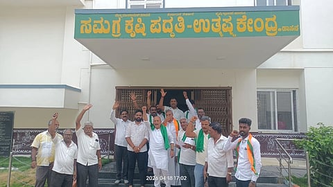ಬರ, ಬಿತ್ತನೆ ಬೀಜ, ರಸಗೊಬ್ಬರದ ವಿಷಯದಲ್ಲಿ ರೈತರಿಗೆ ಯಾವುದೇ ರೀತಿಯ ತೊಂದರೆಯಾಗಬಾರದು ಎಂಬ ವಿಷಯದ ಕುರಿತು ಚರ್ಚಿಸಲು ಹಾಸನ ಕೃಷಿ ಇಲಾಖೆಯ ಜಂಟಿ ನಿರ್ದೇಶಕರ ಕಚೇರಿಗೆ ತೆರಳಿದಾಗ ನಿರ್ಲಕ್ಷೃ ಧೋರಣೆ ತೋರಲಾಯಿತು ಎಂದು ಆರೋಪಿಸಿ ಬಿಜೆಪಿ ರೈತ ಮೋರ್ಚಾದಿಂದ ಕಚೇರಿ ಎದುರು ಪ್ರತಿಭಟನೆ ನಡೆಸಲಾಯಿತು. ಡಾ.ಬಿ.ಸಿ.ನವೀನ್ ಕುಮಾರ್, ಅಮಿತ್ ಶೆಟ್ಟಿ, ಜಿಲ್ಲಾ ಬಿಜೆಪಿ ರೈತ ಮೋರ್ಚಾ ಜಿಲ್ಲಾಧ್ಯಕ್ಷ ನಾರಾಯಣಗೌಡ, ನಾಗೇಶ್ ಹಿರಿಬಿಳತಿ, ಗಿರೀಶ ನಂಬಿಹಳ್ಳಿ, ವಿದ್ಯಾಪ್ರಸಾದ್, ಭಾಸ್ಕರ ಚಾರ್, ಮನುಗೌಡ ಇತರರು ಇದ್ದರು. 