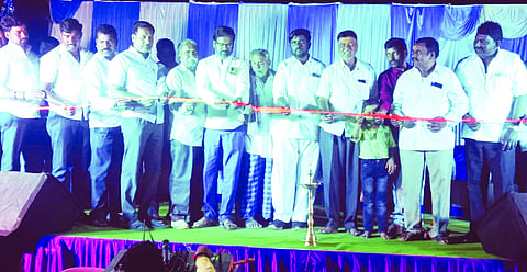ಕಡಬಿ ಗ್ರಾಮದಲ್ಲಿ ಹಮ್ಮಿಕೊಂಡಿದ್ದ ಸಾಂಸ್ಕೃತಿಕ ಕಾರ್ಯಕ್ರಮವನ್ನು ಗಣ್ಯರು ಉದ್ಘಾಟಿಸಿದರು. ಪ್ರಕಾಶ ಸುಣಧೋಳಿ, ಲಕ್ಷ್ಮಣ ಕುಂಟೀರಪ್ಪಗೋಳ, ಪರ್ವತಗೌಡ ಪಾಟೀಲ ಇತರರಿದ್ದರು.