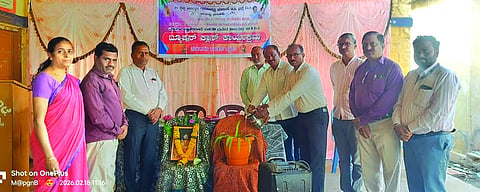 ತೋರಣಗಟ್ಟಿ ಗ್ರಾಮದಲ್ಲಿ ಹಮ್ಮಿಕೊಂಡಿದ್ದ ಉಚಿತ ಟ್ಯೂಷನ್ ಕ್ಲಾಸ್ ಸಮಾರೋಪ ಸಮಾರಂಭವನ್ನು ಗಣ್ಯರು ಉದ್ಘಾಟಿಸಿದರು.  ಲವಕುಮಾರ,ಕೆ.ಡಿ.ಆಚಕನೂರ, ಶ್ರೀಕಾಂತ, ಪಿ.ಎಂ.ಸತ್ತಿಗೇರಿ ಇತರರಿದ್ದರು.
