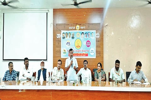 ಕಡೂರಲ್ಲಿ ಕಡೂರು,ತರೀಕೆರೆ ಹಾಗೂ ಅಜ್ಜಂಪುರ ತಾಲೂಕುಗಳ  ಗೃಹಜ್ಯೊತಿ ಪರಿಷ್ಕರಣೆ ಕಾರ್ಯಗಾರದಲ್ಲಿ ಎಂ.ಸಿ.ಶಿವಾನಂದಸ್ವಾಮಿ ಮಾತನಾಡಿದರು. 