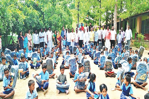 ಯಗಟಿ ಸರ್ಕಾರಿ ಶಾಲೆ ಮಕ್ಕಳಿಗೆ ಮಾಜಿ ಶಾಸಕ ವೈಎಸ್‌ವಿ ದತ್ತ ಶಾಲಾ ಬ್ಯಾಗ್ ಮತ್ತು ಪಠ್ಯ ಪರಿಕರಗಳನ್ನು ವಿತರಿಸಿದರು. ಬಿದರೆ ಜಗದೀಶ್, ರವಿಪ್ರಕಾಶ್, ಡಿ.ಪ್ರಶಾಂತ್ ದೊಡ್ಡಯ್ಯ, ಮಂಜುನಾಥ್ ಮತ್ತಿತರಿದ್ದರು.