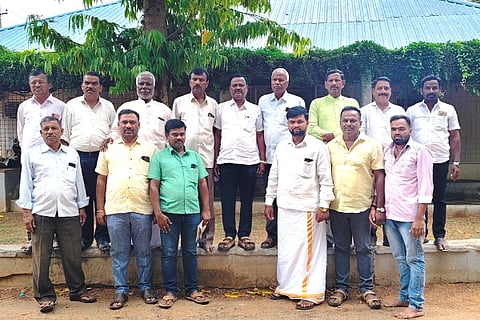 ಕಡೂರಿನ ಪ್ರವಾಸಿ ಮಂದಿರದಲ್ಲಿ ಆಸಂದಿ ಮಹಾಸಂಸ್ಥಾನ ಮಠದ ಶ್ರೀಗುರು ರೇವಣಸಿದ್ದೇಶ್ವರ ಸ್ವಾಮಿ ವಿಶ್ವಸ್ಥ ಮಂಡಳಿ ಪದಾಧಿಕಾರಿಗಳು.  
