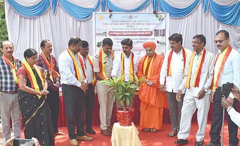 ಚನ್ನಮ್ಮನ ಕಿತ್ತೂರಿನ ರಾಣಿ ಚನ್ನಮ್ಮ ಸ್ಮಾರಕ ಸರ್ಕಾರಿ ವಸ್ತು ಸಂಗ್ರಹಾಲಯದ ಆವರಣದಲ್ಲಿ ಹಮ್ಮಿಕೊಂಡಿದ್ದ ಅಂತಾರಾಷ್ಟ್ರೀಯ ವಸ್ತು ಸಂಗ್ರಹಾಲಯ ದಿನಾಚರಣೆ ಕಾರ್ಯಕ್ರಮವನ್ನು ಗಣ್ಯರು ಉದ್ಘಾಟಿಸಿದರು. ಶಾಸಕ ಬಾಬಾಸಾಹೇಬ ಪಾಟೀಲ, ಮಡಿವಾಳ ರಾಜಯೋಗೀಂದ್ರ ಸ್ವಾಮೀಜಿ, ಕಲಗೌಡ ಪಾಟೀಲ, ಶಿವಾನಂದ ಗುಡುಗನಟ್ಟಿ ಇತರರಿದ್ದರು.
