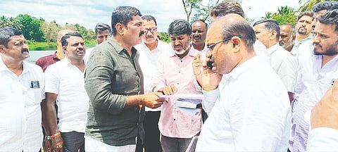 ಕಿಕ್ಕೇರಿ ಹೋಬಳಿಯ ಗೂಡೇಹೊಸಹಳ್ಳಿ ಏತನೀರಾವರಿ ಯೋಜನೆ ಅನುಷ್ಠಾನಕ್ಕೆ ಇರುವ ಸಮಸ್ಯೆಗಳ ಕುರಿತು ಅಧಿಕಾರಿಗಳು ಸಾರ್ವಜನಿಕರೊಂದಿಗೆ ಶಾಸಕ ಎಚ್.ಟಿ. ಮಂಜು ಚರ್ಚಿಸಿದರು.