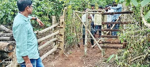 ಕಳಸ ತಾಲೂಕಿನ ಇಡಕಣಿ ಗ್ರಾಪಂಯ ಕೋರೆ ಗ್ರಾಮದಲ್ಲಿ ಸ್ಥಳೀಯರೊಬ್ಬರು ಸಾರ್ವಜನಿಕ ನೀರಿನ ಬಾವಿಗೆ ಹೋಗುವ ಹಾದಿಗೆ ಬೇಲಿ ಹಾಕಿರುವುದನ್ನು ತೆರವುಗೊಳಿಸಲಾಯಿತು. 