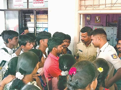 ಕನಕಗಿರಿ ಬಸ್ ನಿಲ್ದಾಣದ ಸಂಚಾರಿ ನಿಯಂತ್ರಕರ ಕಚೇರಿಗೆ ವಿದ್ಯಾರ್ಥಿಗಳು ಮುತ್ತಿಗೆ ಹಾಕಿ ಪ್ರತಿಭಟನೆ ನಡೆಸಿದರು.