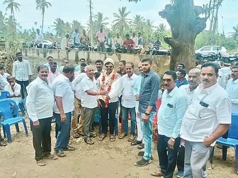 ಲಿಂಗದಹಳ್ಳಿ, ಪಿಳ್ಳೆಯ್ಯನ ಕೆರೆಗೆ ಭದ್ರಾ ಉಪಕಣಿವೆ ಯೋಜನೆ ಮೂಲಕ ಮೊದಲ ಹಂತದ ನೀರು ಹರಿಸಿದ ಸಂದರ್ಭದಲ್ಲಿ ಲಿಂಗದಹಳ್ಳಿ ಗ್ರಾಮಸ್ಥರು ಶಾಸಕ ಜಿ.ಎಚ್.ಶ್ರೀನಿವಾಸ್ ಅವರನ್ನು ಸನ್ಮಾನಿಸಿದರು. ಲಿಂಗರಾಜು, ಎಸ್.ಎ.ಕೃಷ್ಣಪ್ಪ, ಎಲ್.ಎಂ.ಶ್ರೀನಿವಾಸ್ ಇತರರಿದ್ದರು.
