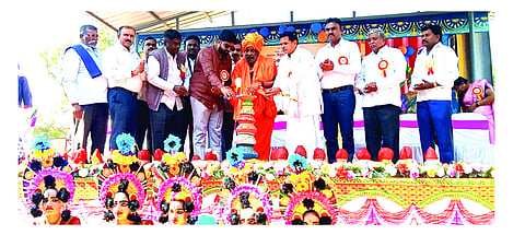 ಮಮದಾಪುರದಲ್ಲಿ ಹಮ್ಮಿಕೊಂಡಿದ್ದ ಉನ್ನತೀಕರಿಸಿದ ಪ್ರೌಢಶಾಲೆ ಉದ್ಘಾಟನೆ, ತಾಲೂಕುಮಟ್ಟದ ಪ್ರತಿಭಾ ಕಾರಂಜಿ ಹಾಗೂ ಕಲೋತ್ಸವವನ್ನು ಗಣ್ಯರು ಉದ್ಘಾಟಿಸಿದರು. ಮೌನ ಮಲ್ಲಿಕಾರ್ಜುನ ಶಿವಯೋಗಿಗಳು, ಡಾ.ಸಿದ್ದಲಿಂಗ ದೇವರು, ಅಮರನಾಥ ಜಾರಕಿಹೊಳಿ ಇತರರಿದ್ದರು.