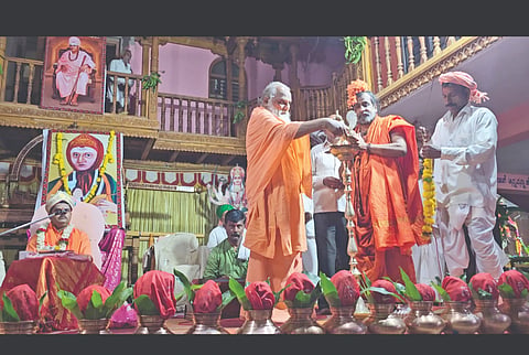 ಮಮದಾಪುರದ ಮೌನ ಮಲ್ಲಿಕಾರ್ಜುನ ಮಹಾಮಠದಲ್ಲಿ ಹಮ್ಮಿಕೊಂಡಿದ್ದ ಕಾರ್ಯಕ್ರಮದಲ್ಲಿ ವೀರಯ್ಯಶಾಸ್ತ್ರಿ ಚರಂತಿಮಠ ಪ್ರವಚನ ನೀಡಿದರು. ಗೌರಿಶಂಕರ ಶಿವಾಚಾರ್ಯರು, ಮೌನ ಮಲ್ಲಿಕಾರ್ಜುನ ಶಿವಯೋಗಿಗಳು ಇತರರಿದ್ದರು.