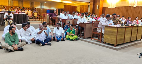 ಬೆಳಗಾವಿ ಪಾಲಿಕೆ ಪರಿಷತ್ ಸಭಾಂಗಣದಲ್ಲಿ ಮಂಗಳವಾರ ನಡೆದ ಸಾಮಾನ್ಯ ಸಭೆಯಲ್ಲಿ ಕನ್ನಡಪರ ನಿರ್ಣಯ ಕೈಗೊಳ್ಳುವಂತೆ ಆಗ್ರಹಿಸಿ ವಿರೋಧ ಪಕ್ಷದ ಸದಸ್ಯರು ಬಾವಿಗಳಿದು ಧರಣಿ ನಡೆಸಿದರು.