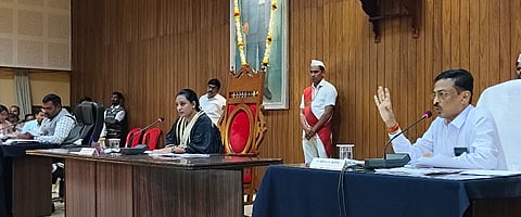 ಬೆಳಗಾವಿ ಪಾಲಿಕೆ ಪರಿಷತ್ ಸಭಾಂಗಣದಲ್ಲಿ ಮಂಗಳವಾರ ಸಾಮಾನ್ಯ ಸಭೆ ಜರುಗಿತು. ಪ್ರೀತಿ ಕಾಮಕರ, ಹನುಮಂತ ಕೊಂಗಾಲಿ, ಕಾರ್ತಿಕ್ ಎನ್. ಇತರರಿದ್ದರು.