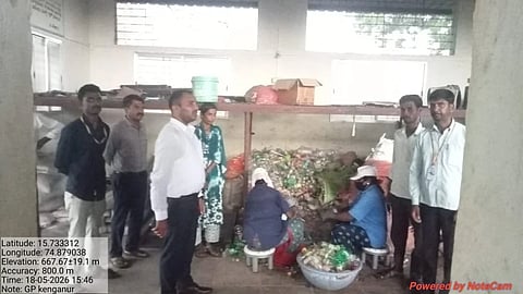  ಬೈಲಹೊಂಗಲ ತಾಲೂಕಿನ ಕೆಂಗನೂರು ಗ್ರಾಮದಲ್ಲಿ ಸೋಮವಾರ ಬಸವರಾಜ ಹೆಗ್ಗನಾಯಕ ಕಸ ವಿಲೇವಾರಿ ಘಟಕ ಕಾರ್ಯ ಪರಿಶೀಲಿಸಿದರು. ಸಂಜು ಜುನ್ನೂರ, ಎಚ್.ವಿಶ್ವನಾಥ ಇತರರಿದ್ದರು.