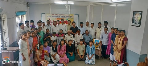  ಬೆಳಗಾವಿ ನಗರದ ಮಾನವ ಬಂದುತ್ವ ವೇದಿಕೆಯ ಕೇಂದ್ರ ಕಛೇರಿಯಲ್ಲಿ  ಈಚೆಗೆ ಹಮ್ಮಿಕೊಂಡಿದ್ದ ಸಿಂಧೂರ ಲಕ್ಷ್ಮಣ ಜಯಂತಿ ಕಾರ್ಯಕ್ರಮ ಜರುಗಿತು.  ಡಾ. ಗೀತಾಂಜಲಿ ಕುರುಡಗಿ, ಡಾ. ನೀಲಪ್ಪ ವಾಲಿಕಾರ,  ಶಿ.ಗು. ಕುಸಗಲ್ಲ ಇತರರಿದ್ದರು.