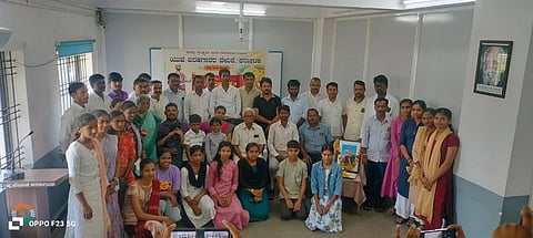 ಬೆಳಗಾವಿ ನಗರದ ಮಾನವ ಬಂಧುತ್ವ ವೇದಿಕೆಯ ಕೇಂದ್ರ ಕಚೇರಿಯಲ್ಲಿ ಈಚೆಗೆ ಸಿಂಧೂರ  ಲಕ್ಷ್ಮಣ ಜಯಂತಿ ಕಾರ್ಯಕ್ರಮ ಜರುಗಿತು. ಡಾ.ಗೀತಾಂಜಲಿ ಕುರುಡಗಿ, ಡಾ.ನೀಲಪ್ಪ ವಾಲಿಕಾರ, ಶಿ.ಗು.ಕುಸಗಲ್ಲ ಇತರರಿದ್ದರು.