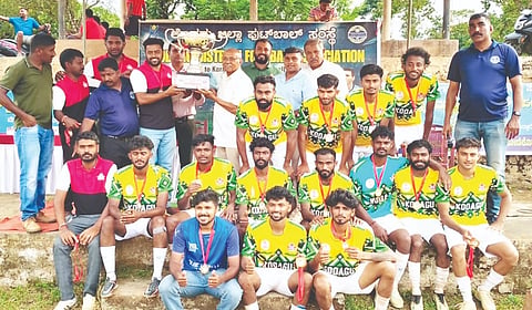 ಅಮ್ಮತ್ತಿಯಲ್ಲಿ ಕಳೆದ ಫಟ್ಬಾಲ್ ಟೂರ್ನಮೆಂಟ್‌ನಲ್ಲಿ ಚಾಂಪಿಯನ್ ಆದ ಮಡಿಕೇರಿಯ ಎಸ್‌ಆರ್‌ವಿ ಎಫ್‌ಸಿ ತಂಡ.  