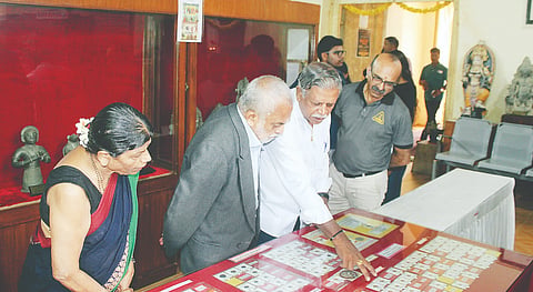 ಅಂತಾರಾಷ್ಟ್ರೀಯ ವಸ್ತುಸಂಗ್ರಹಾಲಯ ದಿನಾಚರಣೆ ಅಂಗವಾಗಿ ಕೋಟೆಯ ಆವರಣದ ವಸ್ತುಸಂಗ್ರಹಾಲಯದಲ್ಲಿ ಏರ್ಪಡಿಸಿದ್ದ ಪ್ರಾಚೀನ ನಾಣ್ಯಗಳ ಪ್ರದರ್ಶನವನ್ನು ಆಸಕ್ತರು ವೀಕ್ಷಿಸಿದರು. 
