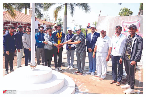 ಅಂಕಲಿಯ ಗೊಮ್ಮಟೇಶ ಶಿಕ್ಷಣ ಸಂಸ್ಥೆಯಲ್ಲಿ ಹಮ್ಮಿಕೊಂಡಿದ್ದ ಕ್ರೀಡಾಕೂಟಕ್ಕೆ ಕ್ರೀಡಾಜ್ಯೋತಿ ಬರಮಾಡಿಕೊಳ್ಳುವ ಮೂಲಕ ಗಣ್ಯರು ಚಾಲನೆ ನೀಡಿದರು. ಡಾ.ಎನ್.ಮಗದುಮ್ಮ, ಹಜರತ್ ಅಲಿ ಪಾನಾರಿ ಇತರರಿದ್ದರು.