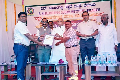 ಶಿವಶಕ್ತಿ ಶುಗರ್ಸ್‌ ಅಭಿಯಂತರಾದ ರವಿ ಖಂಡಗಾವೆ ಹಾಗೂ ಅಮಿತ ಪೊರೆ ಅವರಿಗೆ ಸಕ್ಕರೆ ಉದ್ಯಮದ ಅತ್ಯುತ್ತಮ ಅಭಿಯಂತ ಪ್ರಶಸ್ತಿ ನೀಡಿ ಗೌರವಿಸಲಾಯಿತು. ಶಿವಾನಂದ ಪಾಟೀಲ, ಜಗದೀಶ ಗುಡಗುಂಟಿ, ಗೋವಿಂದ ರೆಡ್ಡಿ ಇತರರಿದ್ದರು.