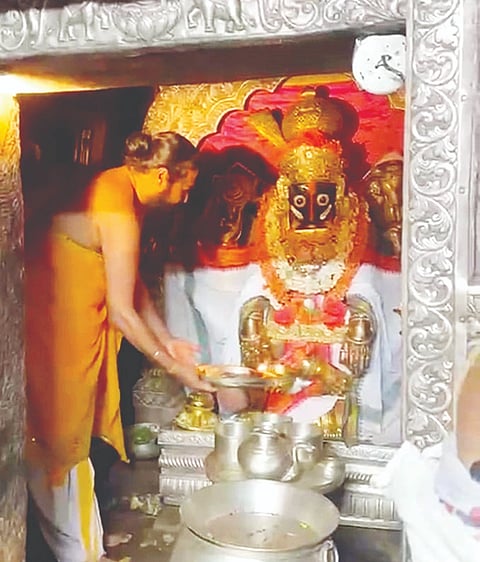 ಮೇಲುಕೋಟೆ ಯೋಗನರಸಿಂಹಸ್ವಾಮಿ ಬೆಟ್ಟದ ದೇಗುಲದಲ್ಲಿ ರಾಮಾನುಜದ ಸನ್ನಿಧಿ ಅರ್ಚಕ ಆನಂದಾಳ್ವರ್ ಪೂಜೆ ಸಲ್ಲಿಸಿದರು.