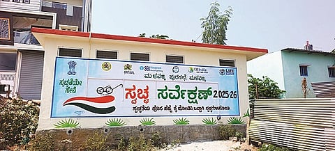 ಮಳವಳ್ಳಿ ಪಟ್ಟಣದ ಸಾರಿಗೆ ಬಸ್ ನಿಲ್ದಾಣಕ್ಕೆ ಹೊಂದಿಕೊಂಡಂತೆ ನಿರ್ಮಿಸಿರುವ ಉದ್ಘಾಟನಾ ಭಾಗ್ಯ ಕಾಣದಿರುವ ಶೌಚಗೃಹ.