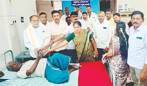 ಮಳವಳ್ಳಿ ಪಟ್ಟಣದಲ್ಲಿ ಜೆಡಿಎಸ್ ತಾಲೂಕು ಘಟಕದಿಂದ ಹಮ್ಮಿಕೊಂಡಿದ್ದ ಮಾಜಿ ಪ್ರಧಾನಿ ಎಚ್.ಡಿ.ದೇವೇಗೌಡರ ಜನ್ಮ ದಿನದ ಅಂಗವಾಗಿ ತಾಲೂಕು ಸಾರ್ವಜನಿಕ ಆಸ್ಪತ್ರೆಯಲ್ಲಿ ರೋಗಿಗಳಿಗೆ ಹಣ್ಣು, ಹಾಲು ವಿತರಿಸಲಾಯಿತು. ಮಾಜಿ ಶಾಸಕ ಡಾ.ಕೆ.ಅನ್ನದಾನಿ, ಡಿ.ಜಯರಾಮು, ಹನುಮಂತು, ನಂದಕುಕುಮಾರ್, ಪುಟ್ಟರಾಮು, ಚಂದಳ್ಳಿ ಶ್ರೀಧರ್, ಸಿದ್ದಾಚಾರಿ, ಕಾಂತರಾಜು, ಮಧು ಇದ್ದರು.