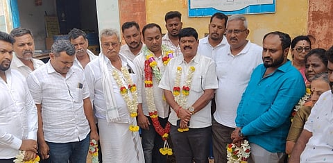 ಮಳವಳ್ಳಿ ತಾಲೂಕಿನ ವಡ್ಡರಹಳ್ಳಿ ಸೊಸೈಟಿ ಆಡಳಿತ ಮಂಡಳಿ ಅಧ್ಯಕ್ಷರಾಗಿ ಅವಿರೋಧ ಆಯ್ಕೆಯಾದ ವಿ.ಎನ್. ನಂಜುಂಡೇಗೌಡ ಅವರುನ್ನು ಇತರೆ ನಿರ್ದೇಶಕರು ಹಾಗೂ ಮುಖಂಡರು ಅಭಿನಂದಿಸಿದರು. ರೋಹಿತ್ ಗೌಡ, ಲಿಂಗರಾಜು, ದೇವರಾಜು, ದಿಲೀಪ್ ಕುಮಾರ್, ಮನು, ಸಿ.ಪಿ.ರಾಜು, ಸವಿತಾ, ಶ್ರೀಕಾಂತ್, ನಂಜೇಗೌಡ, ಬಸವರಾಜು ಇದ್ದರು. 