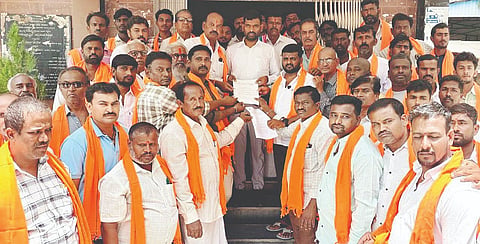 ಮಾನ್ವಿಯಲ್ಲಿ ತಹಸೀಲ್ದಾರ್ ಭೀಮರಾಯ ರಾಮಸಮುದ್ರಗೆ ರಜಪೂತ ಸಂಘದಿಂದ ಮನವಿ ಸಲ್ಲಿಸಲಾಯಿತು. 