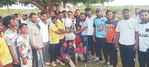 ಮುರಗೋಡದಲ್ಲಿ ಹಮ್ಮಿಕೊಂಡಿದ್ದ ರಾಜ್ಯ ಮಟ್ಟದ ಕ್ರಿಕೆಟ್ ಫೈನಲ್‌ನಲ್ಲಿ ವಿಜೇತ ಮುರಗೋಡ ಟೈಗರ್ ತಂಡಕ್ಕೆ ಮಾಜಿ ಶಾಸಕ ಡಾ.ವಿಶ್ವನಾಥ ಪಾಟೀಲ ಬಹುಮಾನ ವಿತರಿಸಿದರು. ಸುರೇಶ ಮ್ಯಾಕಲ, ಗಿರೀಶ ಅಳಾಜ ಇತರರಿದ್ದರು.