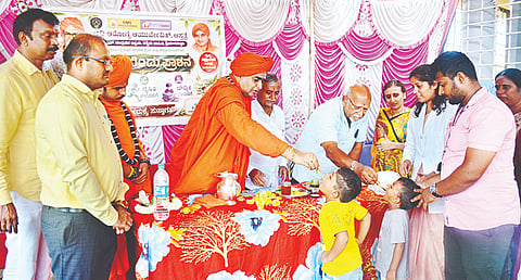 ಪಾಂಡವಪುರ ತಾಲೂಕಿನ ಬೇಬಿಗ್ರಾಮದ ಶ್ರೀದುರ್ದಂಡೇಶ್ವರ ಮಠದ ಲಿಂಗೈಕ್ಯ ಮರೀದೇವರು ಸ್ವಾಮೀಜಿಗಳ ಗದ್ದುಗೆ ಬಳಿ ಡಿಎಂಎಸ್ ಜ್ಞ್ಞಾನ ಕುಟೀರ ಶಾಲೆ ಮಕ್ಕಳಿಗೆ ಸ್ವರ್ಣಬಿಂದು ಪ್ರಾಶನವನ್ನು ಡಾ.ಶ್ರೀತ್ರಿನೇತ್ರಮಹಾಂತ ಶಿವಯೋಗಿ ಸ್ವಾಮೀಜಿ ಹಾಕಿದರು. ಶ್ರೀ ಗೌರಿಶಂಕರ ಶಿವಾಚಾರ್ಯ ಸ್ವಾಮೀಜಿ,  ಚಿಕ್ಕತಿಮ್ಮಯ್ಯ, ಡಾ.ನಾಗೇಶ್ ಇತರರಿದ್ದರು. 