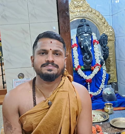 ವರ್ಷದ ಹಿಂದೆ ಸಿಕ್ಕಿದ ಆಭರಣವನ್ನು ಹಿಂದುರುಗಿಸಿದ ಪೊನ್ನಂಪೇಟೆ ಬಸವೇಶ್ವರ ದೇವಸ್ಥಾನದ ಅರ್ಚಕ ಪಂಚಾಕ್ಷರಿ.