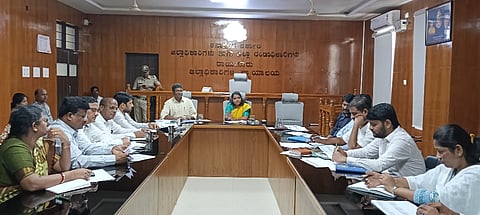 ರಾಯಚೂರಿನ ಜಿಲ್ಲಾಧಿಕಾರಿಗಳ ಭವನದಲ್ಲಿ ಸೋಮವಾರ ಜಿಲ್ಲಾಧಿಕಾರಿ ಎಸ್.ಪೂವಿತಾ ಅಧ್ಯಕ್ಷತೆಯಲ್ಲಿ ಜಿಲ್ಲೆಯ ವಿವಿಧ ತಾಲೂಕಿನ ತಹಶಿಲ್ದಾರರೊಂದಿಗೆ ಕಂದಾಯ ಇಲಾಖೆಯ ಪ್ರಗತಿ ಪರಿಶೀಲನಾ ಸಭೆ ನಡೆಯಿತು. ಅಪರ ಜಿಲ್ಲಾಧಿಕಾರಿ ಶಿವಾನಂದ, ಎಸಿಗಳಾದ ಡಾ.ಹಂಪಣ್ಣ ಸಜ್ಜನ್, ಬಸವಣ್ಣೆಪ್ಪ ಕಲಶೆಟ್ಟಿ,  ತಹಶಿಲ್ದಾರ್‌ಗಳಾದ ಸುರೇಶ್ ವರ್ಮಾ, ಸತ್ಯಮ್ಮ, ನಾಗಮ್ಮ ಕಟ್ಟಿಮನಿ, ಅರುಣ್ ಕುಮಾರ್ ದೇಸಾಯಿ ಇದ್ದರು.