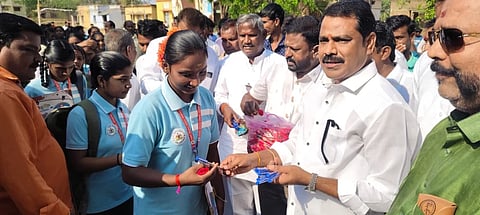 ತಾಲೂಕಿನ ಚಂದ್ರಬಂಡಾ ಗ್ರಾಮದ ಸರ್ಕಾರಿ ಪ್ರೌಢ ಶಾಲಾ ಪರೀಕ್ಷ ಕೇಂದ್ರಕ್ಕೆ ಮಾಜಿ ಶಾಸಕ ತಿಪ್ಪರಾಜು ಹವಾಲ್ದಾರ್ ಭೇಟಿ ನೀಡಿ, ಮಕ್ಕಳಿಗೆ ಹೂ ನೀಡಿ ಸ್ವಾಗತಿಸಿದರು. ಪ್ರಮುಖರಾದ  ಶರಣಪ್ಪ, ಶಂಕರಗೌಡ ಮಿರ್ಜಾಪುರ, ಕೇಶವರೆಡ್ಡಿ , ಅಚ್ಯುತ್ ರೆಡ್ಡಿ  ಇದ್ದರು.