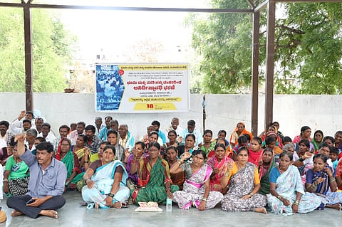 ಬಗರ್ ಹುಕುಂ ಸಾಗುವಳಿದಾರರಿಗೆ ಭೂಮಿ ಮತ್ತು ವಸತಿ ರಹಿತರಿಗೆ ವಸತಿ ನೀಡಲು ಒತ್ತಾಯಿಸಿ ಭೂಮಿ ಮತ್ತು ವಸತಿ ಹಕ್ಕು ವಂಚಿತರ ಹೋರಾಟ ಸಮಿತಿ ವತಿಯಿಂದ ಸೋಮವಾರ ರಾಯಚೂರಿನ ಟಿಪ್ಪು ಸುಲ್ತಾನ್ ಉದ್ಯಾನವನದಲ್ಲಿ ಪ್ರತಿಭಟನೆ ಮಾಡಿದರು. ಪ್ರಮುಖರಾದ ಆಂಜನೇಯ ಕುರುಬದೊಡ್ಡಿ, ಲಕ್ಷ್ಮಣ ಮಂಡಲಗೇರಾ, ಗೋವಿಂದ ದಾಸ್, ಬಂಗಾರಿ ನರಸಿಂಹಲು, ಹುಲಿಗೆಪ್ಪ ಕೆಆರ್‌ಎಸ್, ಗುರುರಾಜ ಗ್ರೂಕೂಸೌ  ಇದ್ದರು.