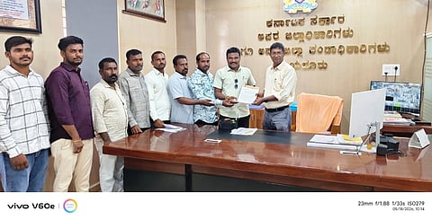 ತಾಲೂಕಿನ ಸರ್ಕಾರಿ ಬಾಲಕರ ಪ್ರೌಢ ಶಾಲೆಯ ಪ್ರಭಾರಿ ಮುಖ್ಯಗುರು ವಿರುದ್ಧ ಭ್ರಷ್ಟಾಚಾರ,ಅವ್ಯವಹಾರ ಮತ್ತು ಅನುದಾನ ದುರ್ಬಳಕೆ ಮಾಡಿಕೊಂಡಿದ್ದಾರೆಂದು ಆರೋಪಿಸಿ ಕ್ರಾಂತಿವೀರ ಬೆಳವಡಿ ವಡ್ಡರ ಯಲ್ಲಣ್ಣ ಯುವ ಸಂಘದ ವತಿಯಿಂದ ಸೋಮವಾರ ರಾಯಚೂರಿನ ಎಡಿಸಿ ಶಿವಾನಂದ ಭಜಂತ್ರಿಗೆ ಮನವಿ ಸಲ್ಲಿಸಿದರು. ಜಿಲ್ಲಾಧ್ಯಕ್ಷ ಎನ್.ಆರ್.ರಮೇಶ,ಪ್ರಮುಖರಾದ ನವೀನ್, ಕುಮಾರ, ಕೃಷ್ಣಾ, ರಾಜೇಶ, ಈರೇಶ, ಮಾಂಚಪ್ಪ, ಮಹಾದೇವ, ಅನೀಲ್ ಕುಮಾರ, ಪವನ್ ಕುಮಾರ, ಶಿವ ಇದ್ದರು.