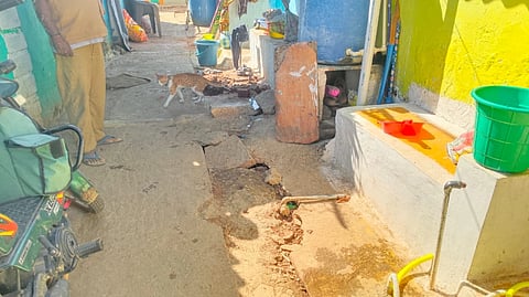ಚಾಮರಾಜನಗರದ ಪೌರಕಾರ್ಮಿಕರ ಬಡಾವಣೆಯಲ್ಲಿ ಜಲಜೀವನ್ ಮಿಷನ್ ಕಾಮಗಾರಿಯಿಂದ ರಸ್ತೆಯನ್ನು ಅಗೆದು ಗುಂಡಿ ಬಿದ್ದಿರುವುದು. 