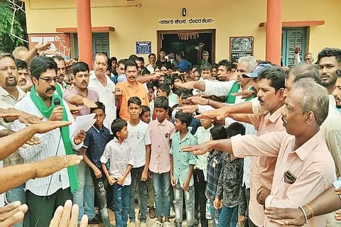ಅಣು ಸ್ಥಾವರ ಯೋಜನೆಗೆ ಅವಕಾಶ ನೀಡುವುದಿಲ್ಲ ಎಂದು ಸಾಗರ ತಾಲೂಕಿನ ಹುಲಿದೇವರಬನ ಗ್ರಾಪಂ ಎದುರು ಮಕ್ಕಳು ಪ್ರತಿಜ್ಞೆ ಮಾಡಿದರು. ಇಂದೂಧರ ಬೇಸೂರು, ತೀ.ನ.ಶ್ರೀನಿವಾಸ್, ದಿನೇಶ್ ಶಿರವಾಳ, ಕೆ.ವಿ.ನವೀನ್ ಇತರರಿದ್ದರು.