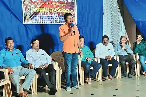 ಸಾಗರದಲ್ಲಿ ಮಕ್ಕಳ ಯಕ್ಷಗಾನ ತರಬೇತಿ ಕೇಂದ್ರದಿಂದ ಆಯೋಜಿಸಿದ್ದ ಕನಕಾಂಗಿ ಕಲ್ಯಾಣ ಯಕ್ಷಗಾನ ಪ್ರದರ್ಶನದಲ್ಲಿ ಬಿ.ಎ.ಇಂದೂಧರ ಬೇಸೂರು ಮಾತನಾಡಿದರು. ದತ್ತಮೂರ್ತಿ ಭಟ್, ಎಸ್.ಸಿ.ಸೈದೂರು, ಮಂಜಪ್ಪ ಇತರರಿದ್ದರು.