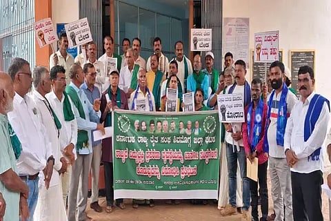 ವಿದ್ಯುತ್ ಇಲಾಖೆ ಖಾಸಗೀಕರಣ ವಿರೋಧಿಸಿ ರೈತ ಸಂಘದ ಪ್ರಮುಖರು ಸಾಗರದಲ್ಲಿ ಎಸಿ ಕಚೇರಿ ಎದುರು ಪ್ರತಿಭಟನೆ ನಡೆಸಿದರು. ಶಿವಾನಂದ ಕುಗ್ವೆ, ಸುಂದರ ಸಿಂಗ್, ಕುಮಾರಸ್ವಾಮಿ ಕೊಪ್ಪ, ಎನ್.ಡಿ.ವಸಂತಕುಮಾರ್, ಚಂದ್ರಶೇಖರ್, ಬೇಬಿ ಇತರರಿದ್ದರು.
