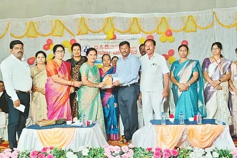 ಸಾಗರದಲ್ಲಿ ಆಯೋಜಿಸಿದ್ದ ಅಂಗನವಾಡಿ ಕಾರ್ಯಕರ್ತೆಯರ ಮತ್ತು ಸಹಾಯಕಿಯರ ಸಂಘದ ಸುವರ್ಣ ಮಹೋತ್ಸವದಲ್ಲಿ ಸೇವೆಯಿಂದ ನಿವೃತ್ತರಾದವರನ್ನು ಸನ್ಮಾನಿಸಲಾಯಿತು. ಮೈತ್ರಿ ಪಾಟೀಲ್, ಬಿ.ಎಲ್.ಶಿವಪ್ರಕಾಶ್, ಬಿ.ಪ್ರೇಮಾ ಇತರರಿದ್ದರು.