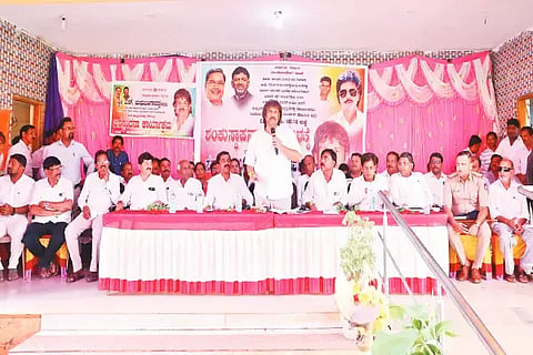 ಸೊರಬ ತಾಲೂಕಿನ ಜಡೆ ಗ್ರಾಪಂ ಸಭಾಂಗಣದಲ್ಲಿ ಆಯೋಜಿಸಿದ್ದ ಜನಸ್ಪಂದನಾ ಸಭೆಯಲ್ಲಿ ಸಚಿವ ಮಧು ಬಂಗಾರಪ್ಪ ಮಾತನಾಡಿದರು. ಜಯಶೀಲ ಗೌಡ, ಕೆ.ಪಿ.ರುದ್ರಗೌಡ, ಕೆ.ಪುರಂದರ, ಕೆ.ಜಿ.ಶಶಿಧರ್ ಇತರರಿದ್ದರು.