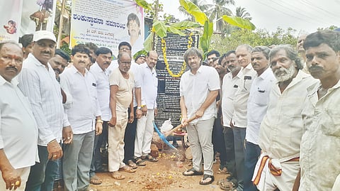 ಸೊರಬ ತಾಲೂಕಿನ ಜಡೆ ಗ್ರಾಮದಲ್ಲಿ ಸೂರಣಗಿ ಸಂಪರ್ಕ ಕಲ್ಪಿಸುವ ರಸ್ತೆ ಅಭಿವೃದ್ಧಿ ಕಾಮಗಾರಿಗೆ ಸಚಿವ ಎಸ್​. ಮಧು ಬಂಗಾರಪ್ಪ ಶಂಕುಸ್ಥಾಪನೆ ನೆರವೇರಿಸಿದರು. ಜಯಶೀಲ ಗೌಡ, ಕೆ.ಪಿ.ರುದ್ರಗೌಡ ಇತರರಿದ್ದರು.