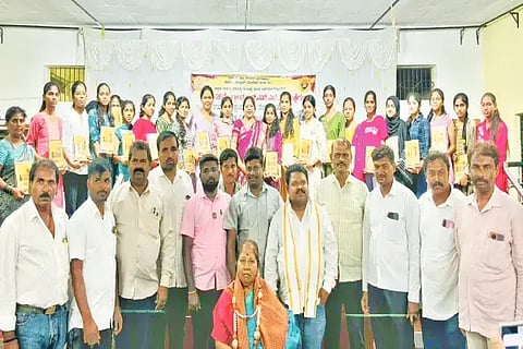 ಸೊರಬ ತಾಲೂಕಿನ ಆನವಟ್ಟಿಯಲ್ಲಿ ಆಯೋಜಿಸಿದ್ದ ಕಾರ್ಯಕ್ರಮದಲ್ಲಿ ವಿದ್ಯಾರ್ಥಿಗಳಿಗೆ ಪ್ರತಿಭಾ ಪುರಸ್ಕಾರ ಹಾಗೂ ಜೀವಮಾನ ಸಾಧನೆಗೆ ಎಂ.ಸ್ನೇಹಪ್ರಭಾ ಸಾಹುಕಾರ್ ಅವರನ್ನು ಸನ್ಮಾನಿಸಲಾಯಿತು. ಕಾರ್ತಿಕ್ ಸಾಹುಕಾರ್, ಎಚ್.ಸಿ.ಸಂಪತ್‌ಕುಮಾರ್, ಟಿ.ಪಿ.ಅಜಿತ್‌ಕುಮಾರ್ ಇತರರಿದ್ದರು.