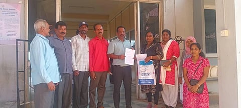 ಸೋಮವಾರಪೇಟೆ ತಾಲೂಕಿನ ಹಿತ್ಲುಮಕ್ಕಿ ಗ್ರಾಮಸ್ಥರು ಕಲ್ಲು ಕ್ವಾರೆ ಆರಂಭಕ್ಕೆ ಅವಕಾಶ ನೀಡಬಾರದು ಎಂ ಒತ್ತಾಯಿಸಿ ತಹಸೀಲ್ದಾರ್ ಕೃಷ್ಣಮೂರ್ತಿ ಅವರಿಗೆ ಮನವಿ ಪತ್ರ ಸಲ್ಲಿಸಿದರು. ರಾಮಚಂದ್ರ, ಶಿವಣ್ಣ, ಮಹಮ್ಮದ್, ಅಪ್ಪಯ್ಯ ಇದ್ದರು.