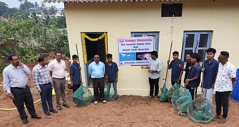 ಸೋಮವಾರಪೇಟೆ ಪಟ್ಟಣ ಪಂಚಾಯಿತಿ ವತಿಯಿಂದ ಪಶುವೈದ್ಯ ಆಸ್ಪತ್ರೆ ಆವರಣದಲ್ಲಿ ನೂತನವಾಗಿ ನಿರ್ಮಿಸಿರುವ ಬೀದಿ ನಾಯಿಗಳ ಶಸ್ತ್ರಚಿಕಿತ್ಸಾ ಕೊಠಡಿಯನ್ನು ಮುಖ್ಯಾಧಿಕಾರಿ ಕೃಷ್ಣಪ್ರಸಾದ್ ಉದ್ಘಾಟಿಸಿ ಮಾತನಾಡಿದರು. ಲಿಂಗರಾಜ್, ಜಾಸಿಂ ಖಾನ್, ಆದಿಲ್ ಇದ್ದರು.