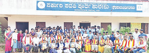 ಸೋಮವಾರಪೇಟೆ ತಾಲೂಕು ಕೇಂದ್ರ ಸಾಹಿತ್ಯ ವೇದಿಕೆ ವತಿಯಿಂದ ಐಗೂರಿನ ಪದವಿಪೂರ್ವ ಕಾಲೇಜಿನಲ್ಲಿ ಆಯೋಜಿಸಿದ್ದ ಕನ್ನಡ ರಾಜ್ಯೋತ್ಸವ ಸಮಾರಂಭದಲ್ಲಿ ಕವನ ವಾಚನ ಮತ್ತು ಭಾವಗೀತೆ ಸ್ಪರ್ಧೆಗಳಲ್ಲಿ ವಿಜೇತರಾದ ವಿದ್ಯಾರ್ಥಿಗಳಿಗೆ ಪ್ರಶಸ್ತಿ ನೀಡಲಾಯಿತು. ಕೆ.ಎನ್.ದೀಪಕ್, ನಂಗಾರು ಕೀರ್ತಿಪ್ರಸಾದ್, ವಸಂತ್, ಕೆ.ಎ.ಪ್ರಕಾಶ್, ಪದ್ಮಾವತಿ, ಎಸ್.ಎ.ಮುರಳೀಧರ್, ಶರ್ಮಿಳಾ ರಮೇಶ್ ಇತರರಿದ್ದರು.