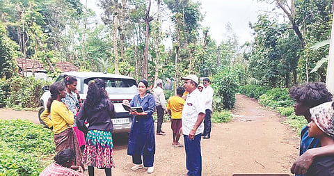 ಸೋಮವಾರಪೇಟೆ ತಾಲೂಕಿನ ಹಾರೇಹೊಸೂರು ಗ್ರಾಮದ ಹಾಡಿಗೆ ಆಹಾರ ಇಲಾಖೆಯ ಅಧಿಕಾರಿಗಳು ಹಾಗೂ ಗ್ಯಾರಂಟಿ ಅನುಷ್ಠಾನ ಸಮಿತಿಯ ಪದಾಧಿಕಾರಿಗಳ ತಂಡ  ಭೇಟಿ ನೀಡಿ, ಹಾಡಿ ನಿವಾಸಿಗಳ ಸಮಸ್ಯೆಗಳನ್ನು ಆಲಿಸಿತು. ಯಶಸ್ವಿನಿ, ಸಂದೀಪ್, ರಂಗಸ್ವಾಮಿ ಇದ್ದರು.