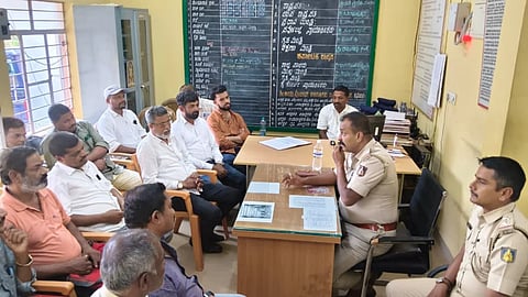ಸುಂಟಿಕೊಪ್ಪ ಪೊಲೀಸ್ ಠಾಣೆಯಲ್ಲಿ ಅಯೋಜಿಸಲಾಗಿದ್ದ ರಂಜಾನ್, ರಾಮನವಮಿ, ಯುಗಾದಿ ಪ್ರಯುಕ್ತ ಅಯೋಜಿಸಲಾಗಿದ್ದ ಶಾಂತಿ ಸಭೆಯಲ್ಲಿ ಕುಶಾಲನಗರ ವೃತ್ತ ನಿರೀಕ್ಷಕ ದಿನೇಶ್‌ಕುಮಾರ್ ಮಾತನಾಡಿದರು. ಕೆ.ಇ.ಕರೀಂ, ಕೆ.ಎಚ್.ಶರೀಫ್, ಪಟ್ಟೆಮನೆ ಉದಯಕುಮಾರ್, ರಮೇಶ್ ಪಿಳ್ಳೆ, ವ್ನಿೇಶ್ ಇತರರಿದ್ದರು.
