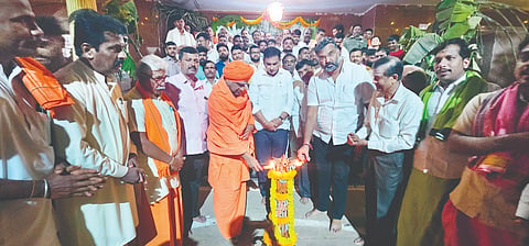 ಉಗರಗೋಳದಲ್ಲಿ ಲದೀಪೋತ್ಸವಕ್ಕೆ ಶಾಸಕ ವಿಶ್ವಾಸ ವೆದ್ಯ ಚಾಲನೆ ನೀಡಿದರು. ವಿರೂಪಾ ಮಾಮನಿ, ಎಂ.ಆರ್​.ಹಿರೇಮಠ, ಮಹಾಂತ ಶ್ರೀಗಳು ಇತರರಿದ್ದರು.