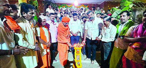 ಉಗರಗೋಳದಲ್ಲಿ ಲಕ್ಷದೀಪೋತ್ಸವಕ್ಕೆ ಶಾಸಕ ವಿಶ್ವಾಸ ವೈದ್ಯ ಚಾಲನೆ ನೀಡಿದರು. ವಿರೂಪಾಕ್ಷ ಮಾಮನಿ, ಎಂ.ಆರ್.ಹಿರೇಮಠ, ಮಹಾಂತ ಶ್ರೀಗಳು ಇತರರಿದ್ದರು.